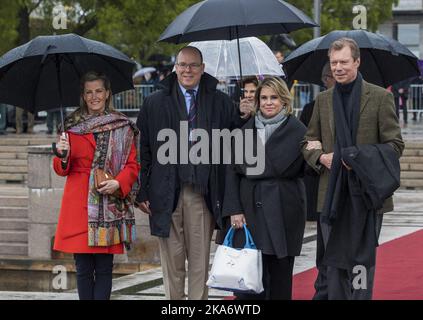 OSLO, Norwegen 20170510.von links: Gräfin Sophie von Wessex aus dem Vereinigten Königreich, Prinz Albert aus Monaco, Großherzogin Maria-Teresa und Großherzog Henri aus Luxemburg, bei der Abfahrt von Honnorbrygga in Oslo auf einer Fahrt zum Mittagessen auf der königlichen Yacht am Mittwoch Foto: Berit Roald / NTB scanpix Stockfoto