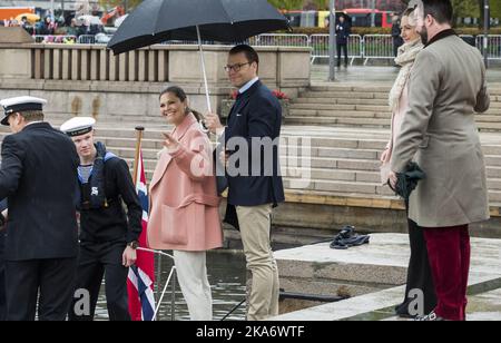 OSLO, Norwegen 20170510. Kronprinzessin Victoria und Prinz Daniel aus Schweden und Erbgroßherzog Guillaume und Erbgroßherzogin Stephanie bei der Abfahrt von Honnorbrygga in Oslo auf einem Lunch-Trip auf der Royal Yacht Mittwoch Foto: Berit Roald / NTB scanpix Stockfoto