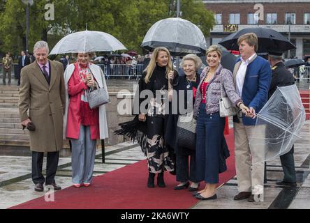 OSLO, Norwegen 20170510. Von rechts: König Willem-Alexander und Königin Maxima von den Niederlanden, Prinzessin Mabel, Prinzessin Beatrix von den Niederlanden und König Philippe und Königin Mathilde von Belgien, bei der Abfahrt von Honnorbrygga in Oslo auf einem Ausflug zum Mittagessen auf der Royal Yacht am Mittwoch. Foto: Berit Roald / NTB scanpix Stockfoto