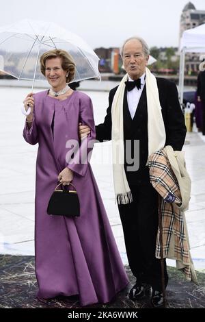 Oslo 20170510. Die königlichen Gäste kommen zur Feier des 80.-jährigen Bestehens von König Harald von Norwegen und Königin Sonja von Norwegen in die Oper. Bernhard Mach und Madeleine Bernadotte Kogevinas kommen an. Foto: Jon Olav Nesvold / NTB scanpix Stockfoto