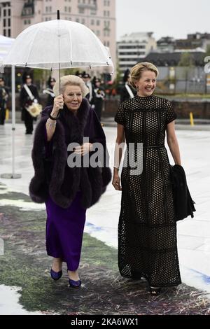 Oslo, Norwegen 20170510. Die königlichen Gäste kommen zur Feier des 80.-jährigen Bestehens von König Harald von Norwegen und Königin Sonja von Norwegen in die Oper. Prinzessin Beatrix von den Niederlanden (links) und Prinzessin Mabel von den Niederlanden. Foto: Jon Olav Nesvold / NTB scanpix Stockfoto