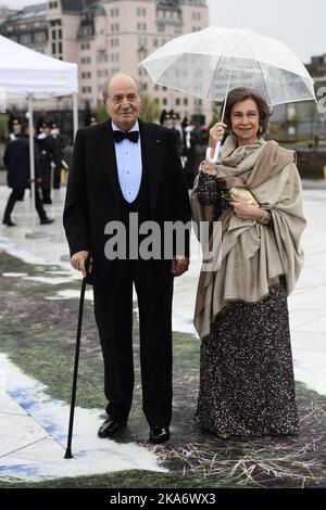 Oslo, Norwegen 20170510. Die königlichen Gäste kommen zur Feier des 80.-jährigen Bestehens von König Harald von Norwegen und Königin Sonja von Norwegen in die Oper. König Juan Carlos von Spanien und Königin Sofia. Foto: Jon Olav Nesvold / NTB scanpix Stockfoto