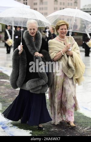 Oslo, Norwegen 20170510. Die königlichen Gäste kommen zur Feier des 80.-jährigen Bestehens von König Harald von Norwegen und Königin Sonja von Norwegen in die Oper. Königin Margrethe II. Von Dänemark und Königin Anne Marie von Griechenland kommen an. Foto: Jon Olav Nesvold / NTB scanpix Stockfoto