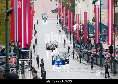 Oslo, Norwegen 20170510. Autos mit königlichen Gästen auf der Karl Johans Straße auf dem Weg zur Feier in der Oper. Foto: Audun Braastad / NTB scanpix Stockfoto