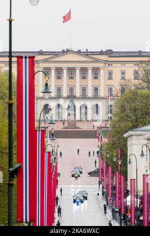 Oslo, Norwegen 20170510. Autos mit königlichen Gästen auf der Karl Johans Straße auf dem Weg zur Feier in der Oper. Foto: Audun Braastad / NTB scanpix Stockfoto