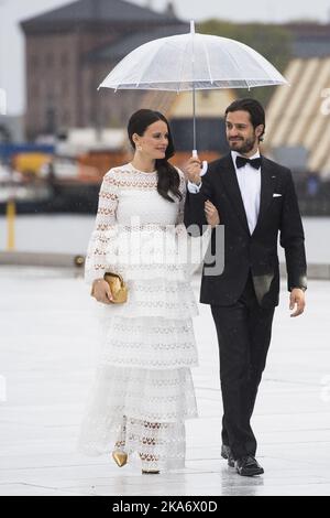 Oslo, Norwegen 20170510. Prinz Carl Philip und Prinzessin Sofia von Schweden kommen zur Feier des 80.. Jahrestages von König Harald von Norwegen und Königin Sonja von Norwegen in die Oper. Foto: Jon Olav Nesvold / NTB scanpix Stockfoto