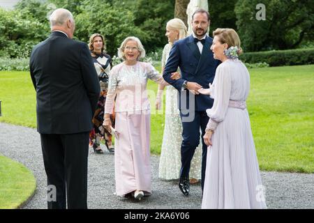Oslo, Norwegen 20170704. König Harald (links) und Königin Sonja (rechts) grüßen Prinzessin Martha (2. links), Marit Tjessem, Kronprinzessin Mette-Marit (3. rechts) und Kronprinz Haakon (2. rechts) vor einem Abendessen anlässlich des 80.. Geburtstages von Königin Sonja auf der Bygdoy Royal Farm Dienstag. Foto: Audun Braastad / NTB scanpix Stockfoto