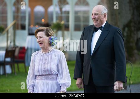 Oslo, Norwegen 20170705. Königin Sonja und König Harald kommen zu einem Abendessen anlässlich des Geburtstages von Königin Sonja 80. auf der Bygdoy Royal Farm Dienstag. Foto: Audun Braastad / NTB scanpix Stockfoto