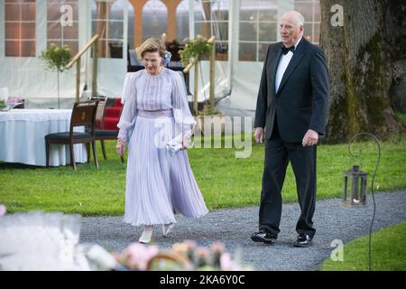 Oslo, Norwegen 20170705. Königin Sonja und König Harald kommen zu einem Abendessen anlässlich des Geburtstages von Königin Sonja 80. auf der Bygdoy Royal Farm Dienstag. Foto: Audun Braastad / NTB scanpix Stockfoto