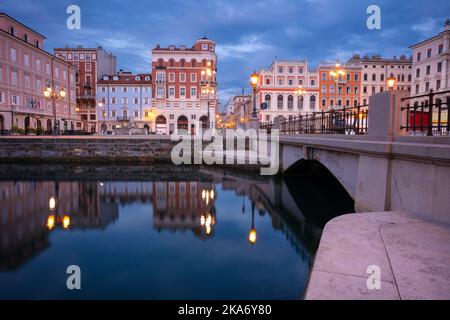 Triest, Italien. Stadtbild der Innenstadt von Triest, Italien bei Sonnenaufgang. Stockfoto