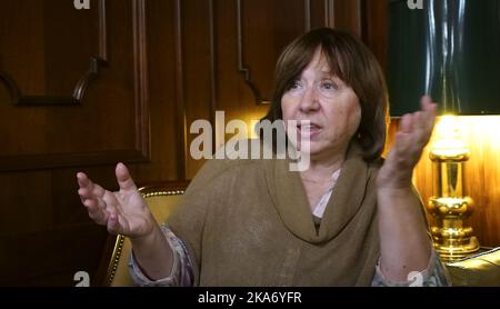 Oslo, Norwegen 20170828. Dateifoto. Nobelpreisträgerin Svetlana Aleksijewitsch in der Library Bar, Hotel Bristol. Die Literaturnobelpreisträgerin Svetlana Aleksijewitsch mag Putin und Trump nicht und ist in Belarus verboten. FOTO Ingar Storfjell / Aftenposten / NTB scanpix Stockfoto