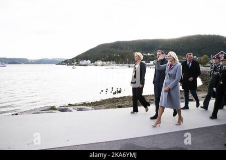 NAMSOS, Norwegen 20170920. Die Reise des Kronprinzen Cuple nach Nord-Troendelag 2017. Kronprinz Haakon und Kronprinzessin Mette-Marit treffen die Menge am Kai, während sie Namsos und Rock City besuchen, auf ihrem Weg zur Royal Yacht. Foto: Berit Roald / NTB scanpi Stockfoto