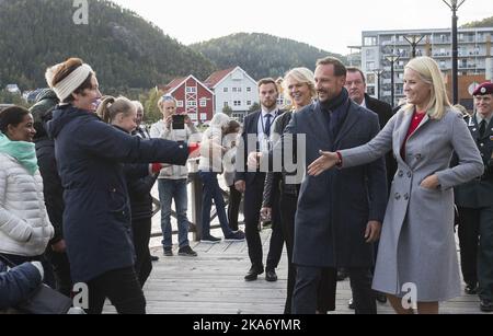 NAMSOS, Norwegen 20170920. Die Reise des Kronprinzen Cuple nach Nord-Troendelag 2017. Kronprinz Haakon und Kronprinzessin Mette-Marit treffen die Menge am Kai, während sie Namsos und Rock City besuchen, auf ihrem Weg zur Royal Yacht. Kjersti Aas streckte ihre Arme an das Kronprinzenpaar aus und umarmte beide. Foto: Berit Roald / NTB scanpix . Stockfoto