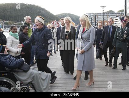 NAMSOS, Norwegen 20170920. Die Reise des Kronprinzen Cuple nach Nord-Troendelag 2017. Kronprinz Haakon und Kronprinzessin Mette-Marit treffen die Menge am Kai, während sie Namsos und Rock City besuchen, auf ihrem Weg zur Royal Yacht. Foto: Berit Roald / NTB scanpix Stockfoto