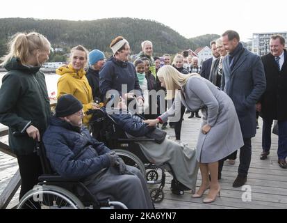 NAMSOS, Norwegen 20170920. Die Reise des Kronprinzen Cuple nach Nord-Troendelag 2017. Kronprinz Haakon und Kronprinzessin Mette-Marit treffen die Menge am Kai, während sie Namsos und Rock City besuchen, auf ihrem Weg zur Royal Yacht. Foto: Berit Roald / NTB scanpix . Stockfoto