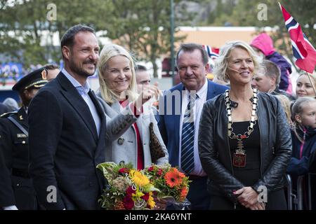 NAMSOS, Norwegen 20170920. Die Reise des Kronprinzenpaares nach Nord-Troendelag 2017. Kronprinz Haakon und Kronprinzessin Mette-Marit zusammen mit dem Bürgermeister Arnhild Holstad (rechts) und der Bezirksgouverneurin Inge Ryan während des Besuches des Kronprinzen in Rock City Foto: Berit Roald / NTB scanpi Stockfoto