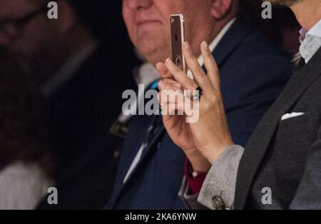 NAMSOS, Norwegen 20170920. Die Reise des Kronprinzenpaares nach Nord-Troendelag 2017. Crown Princess Mette-Marit nimmt ein mobiles Bild (oder Filme) auf, während DDE in Rock City spielt. Foto: Berit Roald / NTB scanpi Stockfoto