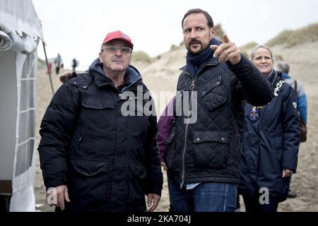 Klepp, Norwegen 20171007. Kronprinz Haakon (rechts) besucht Klepp im Zusammenhang mit der Eröffnung von Eurosurf am Borestrand. Foto: Carina Johansen / NTB Scanpi Stockfoto