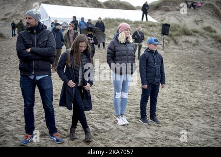 Klepp, Norwegen 20171007. Kronprinz Haakon, Kronprinzessin Mette-Marit (2. rechts), Prinzessin Ingrid Alexandra und Prinz Sverre Magnus (rechts) bei Eurosurf am Borestrand in der Gemeinde Klepp. Foto: Carina Johansen / NTB Scanpi Stockfoto