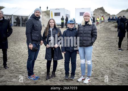 Klepp, Norwegen 20171007. Kronprinz Haakon (links), Kronprinzessin Mette-Marit (rechts), Prinzessin Ingrid Alexandra und Prinz Sverre Magnus bei Eurosurf am Borestrand in der Gemeinde Klepp. Foto: Carina Johansen / NTB Scanpi Stockfoto