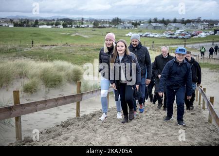 Klepp, Norwegen 20171007. Kronprinz Haakon, Kronprinzessin Mette-Marit (links), Prinzessin Ingrid Alexandra und Prinz Sverre Magnus (rechts) bei Eurosurf am Borestrand in der Gemeinde Klepp. Foto: Carina Johansen / NTB Scanpi Stockfoto