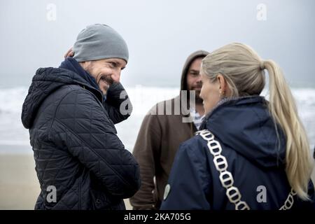 Klepp, Norwegen 20171007. Kronprinz Haakon (links) besucht Klepp im Zusammenhang mit der Eröffnung von Eurosurf am Borestrand. Foto: Carina Johansen / NTB Scanpi Stockfoto