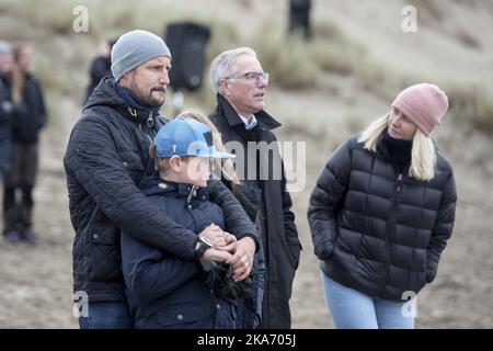 Klepp, Norwegen 20171007. Kronprinz Haakon, Kronprinzessin Mette-Marit, Prinzessin Ingrid Alexandra (versteckt) und Prinz Sverre Magnus bei Eurosurf am Borestrand in der Gemeinde Klepp. Foto: Carina Johansen / NTB Scanpi Stockfoto