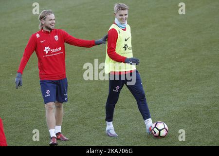 Drammen, Norwegen 20171009. Iver Fossum und Martin Oedegaard am Montag beim U-21-Training im Marienlyst-Stadion vor der morgigen internationalen U-21 gegen Deutschland. Foto: Terje Bendiksby / NTB scanpi Stockfoto