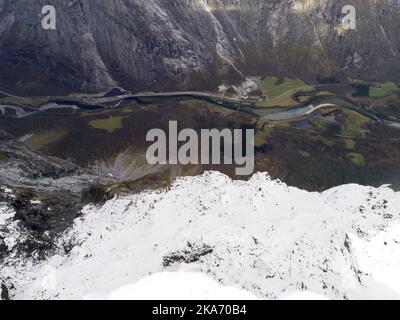 RAUMA, Norwegen 20171012. Erdrutschgefahr. Bergformation 'Mannen' und 'Veslemannen' am Donnerstag. Es werden relativ große Bewegungen im Berg aufgezeichnet und Wasser wird über das Gebiet gepumpt, um den Erdrutsch zu provozieren. Foto: Cornelius Poppe/ NTB scanpi Stockfoto