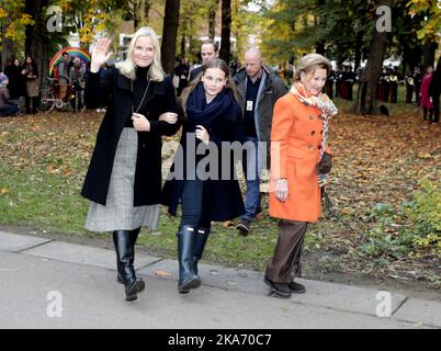 Oslo, Norwegen 20171019. Prinzessin Ingrid Alexandra (Mitte) lässt zwei neue Skulpturen gemeinsam mit Königin Sonja (rechts) und Kronprinzessin Mette-Marit (links) im Skulpturenpark von Prinzessin Ingrid Alexandra im Palace Park in Oslo enthüllen. Foto: Lise Aaserud / NTB scanpi Stockfoto