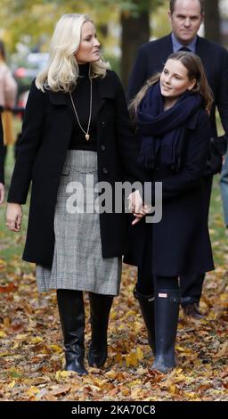 Oslo, Norwegen 20171019. Prinzessin Ingrid Alexandra (rechts) und Kronprinzessin Mette-Marit (links) nach der Enthüllung von zwei neuen Skulpturen im Skulpturenpark von Prinzessin Ingrid Alexandra im Palace Park in Oslo. Foto: Lise Aaserud / NTB scanpi Stockfoto