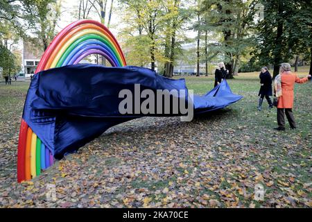 Oslo, Norwegen 20171019. Königin Sonja (rechts) und Prinzessin Ingrid Alexandra (Mitte) präsentieren gemeinsam mit Kronprinzessin Mette-Marit (links) zwei neue Skulpturen im Skulpturenpark von Prinzessin Ingrid Alexandra im Palace Park in Oslo. Foto: Lise Aaserud / NTB scanpix Stockfoto