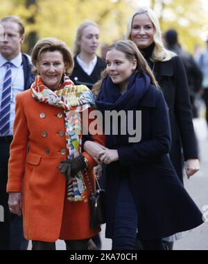 Oslo, Norwegen 20171019. Königin Sonja (links) und Prinzessin Ingrid Alexandra (rechts) werden zusammen mit Kronprinzessin Mette-Marit (hinten rechts) im Skulpturenpark von Prinzessin Ingrid Alexandra im Schlosspark in Oslo zwei neue Skulpturen enthüllen. Foto: Lise Aaserud / NTB scanpix Stockfoto