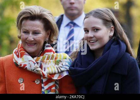 Oslo, Norwegen 20171019. Königin Sonja (links) und Prinzessin Ingrid Alexandra (rechts) werden zusammen mit Kronprinzessin Mette-Marit zwei neue Skulpturen im Skulpturenpark von Prinzessin Ingrid Alexandra im Palace Park in Oslo enthüllen. Foto: Lise Aaserud / NTB scanpix Stockfoto