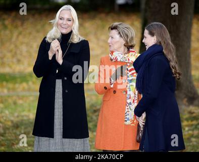 Oslo, Norwegen 20171019. Königin Sonja (Mitte) und Prinzessin Ingrid Alexandra (rechts) werden zusammen mit Kronprinzessin Mette-Marit (links) zwei neue Skulpturen im Skulpturenpark von Prinzessin Ingrid Alexandra im Palace Park in Oslo enthüllen. Foto: Lise Aaserud / NTB scanpix Stockfoto