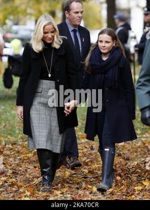 Oslo, Norwegen 20171019. Prinzessin Ingrid Alexandra (rechts) wird zusammen mit Kronprinzessin Mette-Marit (links) zwei neue Skulpturen im Skulpturenpark von Prinzessin Ingrid Alexandra im Palace Park in Oslo enthüllen. Foto: Lise Aaserud / NTB scanpix Stockfoto