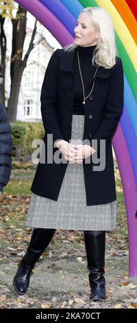 Oslo, Norwegen 20171019. Kronprinzessin Mette-Marit im Skulpturenpark von Prinzessin Ingrid Alexandra im Palace Park in Oslo. Foto: Lise Aaserud / NTB scanpi Stockfoto