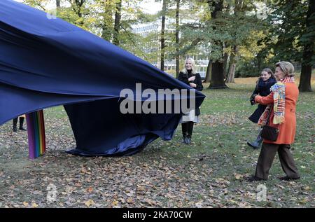 Oslo, Norwegen 20171019. Königin Sonja (rechts) und Prinzessin Ingrid Alexandra (Mitte) präsentieren gemeinsam mit Kronprinzessin Mette-Marit (links) zwei neue Skulpturen im Skulpturenpark von Prinzessin Ingrid Alexandra im Palace Park in Oslo. Foto: Lise Aaserud / NTB scanpix Stockfoto