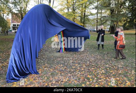 Oslo, Norwegen 20171019. Königin Sonja (rechts) und Prinzessin Ingrid Alexandra (Mitte) Arel zusammen mit Kronprinzessin Mette-Marit (links) enthüllen zwei neue Skulpturen im Skulpturenpark von Prinzessin Ingrid Alexandra im Palace Park in Oslo. Foto: Lise Aaserud / NTB scanpix Stockfoto