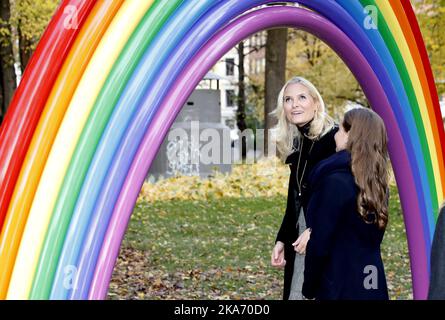 Oslo, Norwegen 20171019. Königin Sonja und Prinzessin Ingrid Alexandra (rechts) werden zusammen mit Kronprinzessin Mette-Marit (links) zwei neue Skulpturen im Skulpturenpark von Prinzessin Ingrid Alexandra im Palace Park in Oslo enthüllen. Foto: Lise Aaserud / NTB scanpix Stockfoto