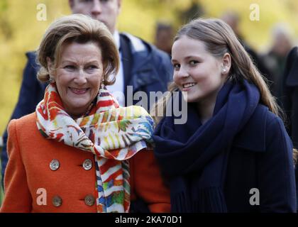 Oslo, Norwegen 20171019. Königin Sonja (links) und Prinzessin Ingrid Alexandra (rechts) werden zusammen mit der Kronprinzessin Mette-Marit zwei neue Skulpturen im Skulpturenpark von Prinzessin Ingrid Alexandra im Palace Park in Oslo enthüllen. Foto: Lise Aaserud / NTB scanpi Stockfoto