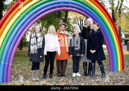 Oslo, Norwegen 20171019. Prinzessin Ingrid Alexandra (rechts) nach der Enthüllung zweier neuer Skulpturen zusammen mit Königin Sonja (Mitte) und Kronprinzessin Mette-Marit (2. rechts) im Skulpturenpark von Prinzessin Ingrid Alexandra im Schlosspark in Oslo. 'Roggbif', entworfen von Emilie Forsmo Bratberg und Kaisa Oeksdahl (links), besteht aus pulverbeschichtetem Aluminium. Die beiden sind Schüler der Klasse 6. an der Schule Slaastad in der Gemeinde South-Odal in Hedmark. Evald Moeller Johansen (3. rechts) von der Lilleby-Schule in Trondheim hat die Skulptur 'Faceless man' geschaffen. Foto: Lise Aaserud / NTB scanpi Stockfoto