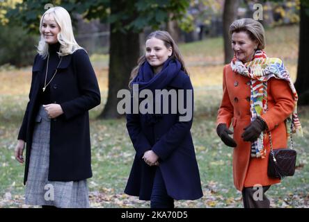 Oslo, Norwegen 20171019. Königin Sonja (rechts) und Prinzessin Ingrid Alexandra (Mitte) werden zusammen mit Kronprinzessin Mette-Marit (links) zwei neue Skulpturen im Skulpturenpark von Prinzessin Ingrid Alexandra im Palace Park in Oslo enthüllen. Foto: Lise Aaserud / NTB scanpix Stockfoto