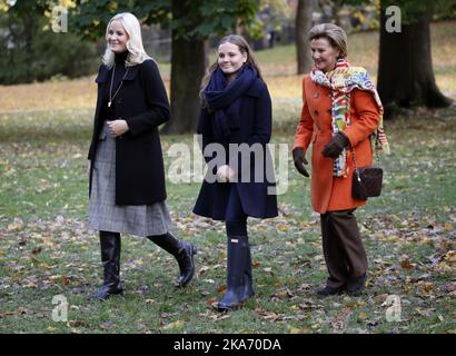 Oslo, Norwegen 20171019. Königin Sonja (rechts) und Prinzessin Ingrid Alexandra (Mitte) werden zusammen mit Kronprinzessin Mette-Marit (links) zwei neue Skulpturen im Skulpturenpark von Prinzessin Ingrid Alexandra im Palace Park in Oslo enthüllen. Foto: Lise Aaserud / NTB scanpi Stockfoto