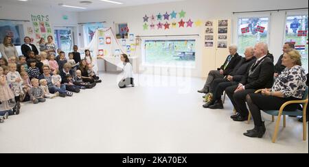 Enebakk, Norwegen 20171024. König Harald bei seinem Besuch im Flateby-Kindertageszentrum in Flateby am Dienstag. Bürgermeister Oystein Slette (2. rechts), Krankenpfleger Laila Skoyum (rechts) und Landrat Valgerd Svarstad Haugland im Hintergrund. Foto: Terje Bendiksby / NTB scanpi Stockfoto