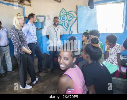 Addis Abeba, Äthiopien 20171109. Kronprinzessin Mette-Marit und Kronprinz Haakon im Flüchtlingslager Hitsats in Shire. Hier besuchen sie ein Mädchenkollektiv. Foto: Vidar Ruud / NTB scanpix Stockfoto