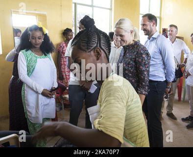 Addis Abeba, Äthiopien 20171109. Kronprinzessin Mette-Marit und Kronprinz Haakon im Flüchtlingslager Hitsats in Shire. Yodit Major 17 Jahre alt und schwanger (links) Foto: Vidar Ruud / NTB scanpix Stockfoto