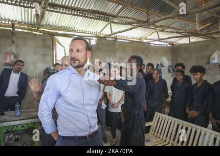 Addis Abeba, Äthiopien 20171109. Kronprinzessin Mette-Marit und Kronprinz Haakon im Flüchtlingslager Hitsats in Shire. Hier besuchen sie die Schreinerei. Foto: Vidar Ruud / NTB scanpix Stockfoto