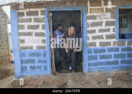 Addis Abeba, Äthiopien 20171109. Kronprinzessin Mette-Marit und Kronprinz Haakon im Flüchtlingslager Hitsats in Shire. Hier machen sie sich auf den Weg aus einem Mädchenkollektiv im Lager. Foto: Vidar Ruud / NTB scanpix Stockfoto