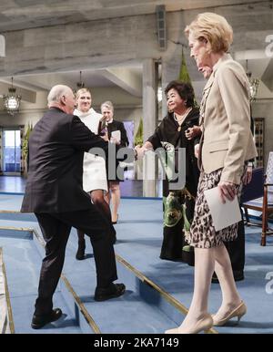 Oslo, Norwegen 20171210. König Harald schüttelt die Hand des ICAN-Aktivisten und Hiroshima-Überlebenden Setsuko Thurlow. Die geschäftsführende Direktorin der Friedenspreisträgerin ICAN, Beatrice Fihn (2. links), Vorsitzende des Nobelkomitees, Berit Reiss-Andersen (3. links) und Inger-Marie Ytterhorn. (Rechts). Der Friedensnobelpreis 2017 geht an die Internationale Kampagne zur Abschaffung von Atomwaffen (ICAN). Foto: Berit Roald / NTB scanpi Stockfoto